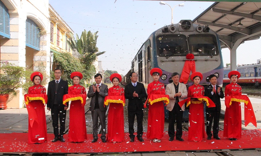 Khai trương tàu liên vận